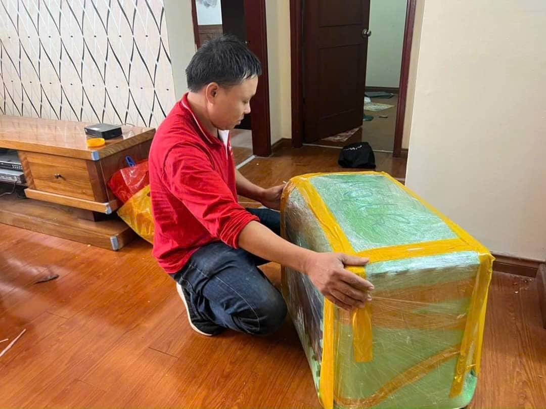 Nhân viên đóng gói đồ chuyển nhà