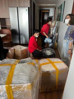 nhân viên chuyển nhà Thành Hưng đóng gói đồ đạc